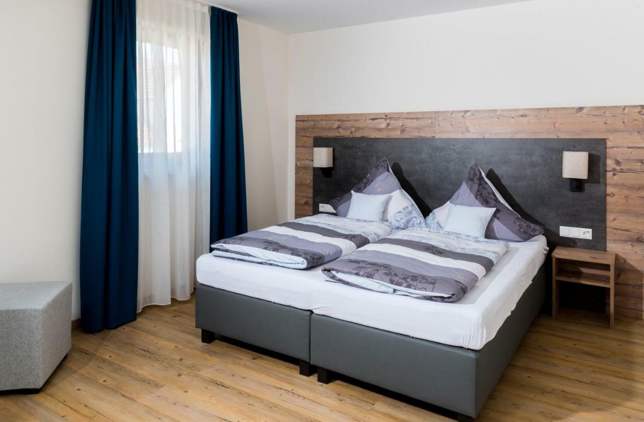 Landhotel Zum Adler Oberbechingen Bagian luar foto